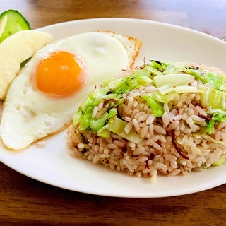 ★今日の朝食:キャベツとコンビーフの焼飯目玉焼乗せ